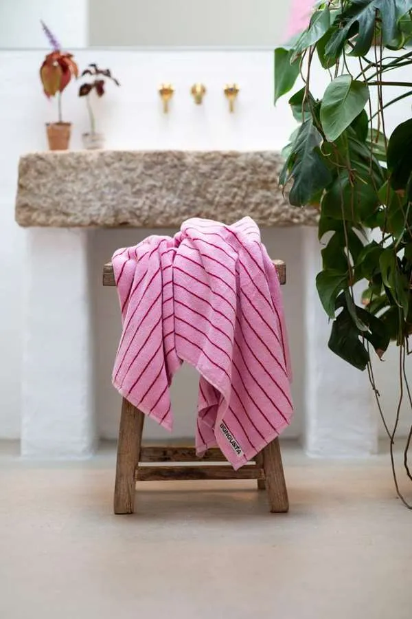 Naram-Bath-Sheet-baby-pink-ski-patrol-red-lifestyle1.webp