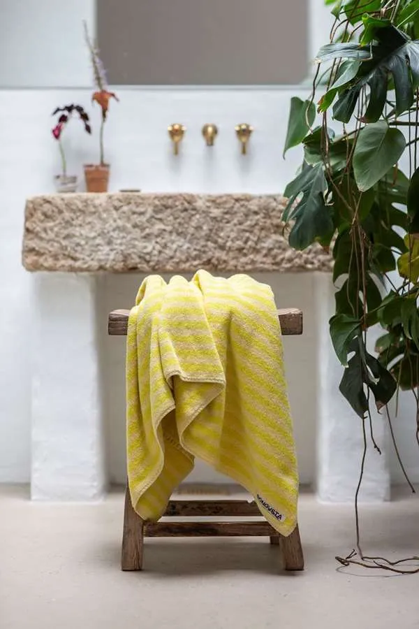 Naram-Bath-Sheet-pristine-neon-yellow-lifestyle1.webp