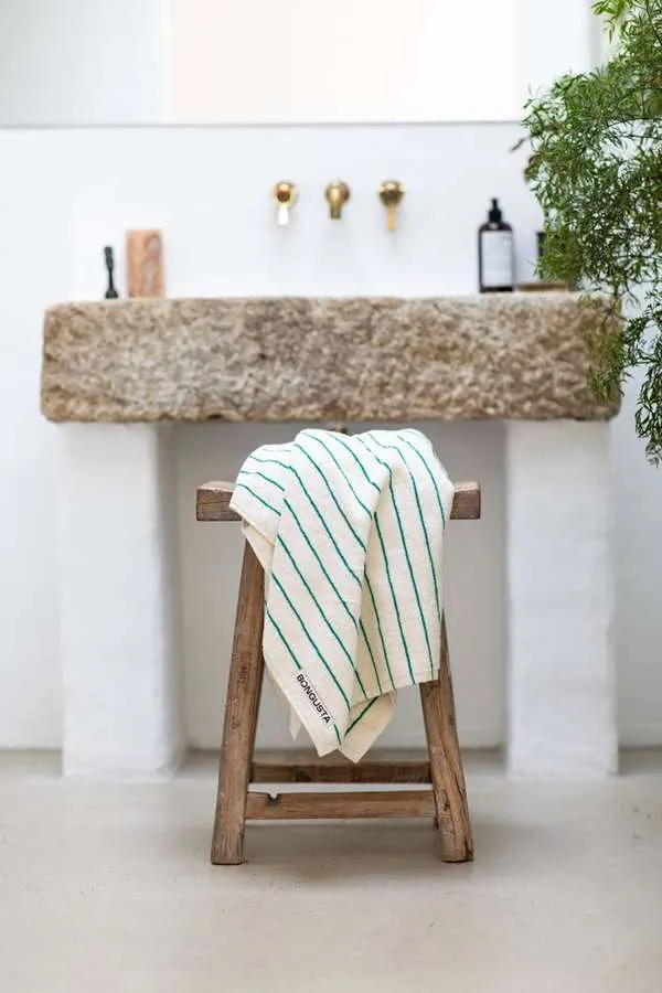Bongusta-Bath-Towel-Pure-white-and-Grass-lifestyle-1.webp