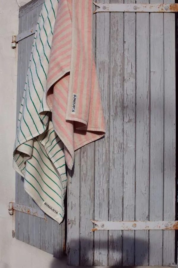 Naram-towel-Tropical-creme-Creme-Ink-lifestyle2.webp