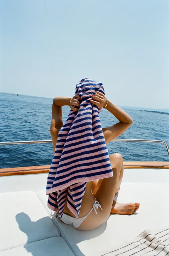NaramBathSheet_dazzlingblue_rose_lifestyle1.webp